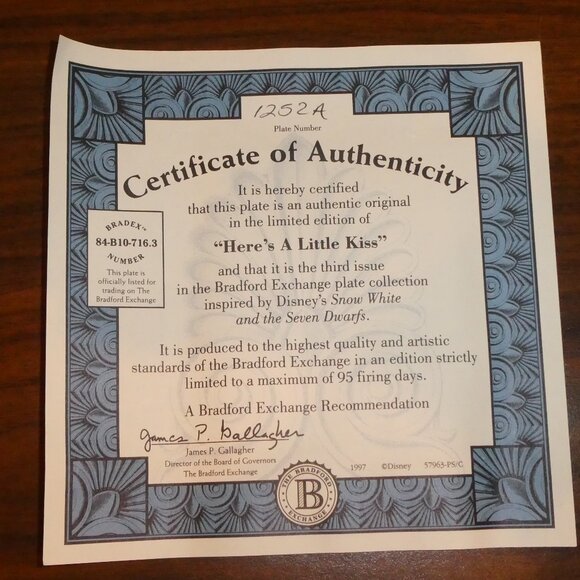 Snow White and the Seven Dwarfs “Here’s A Little Kiss” Collector’s Plate - Picture 2 of 6